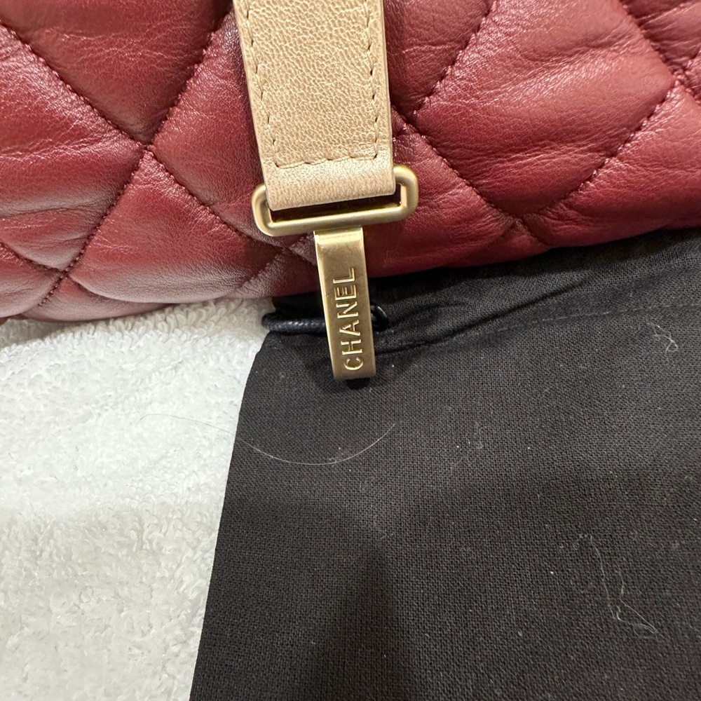 AUTHENTIC Chanel Cacoon, Gold and cabernet, reversible - Picture 6 of 14